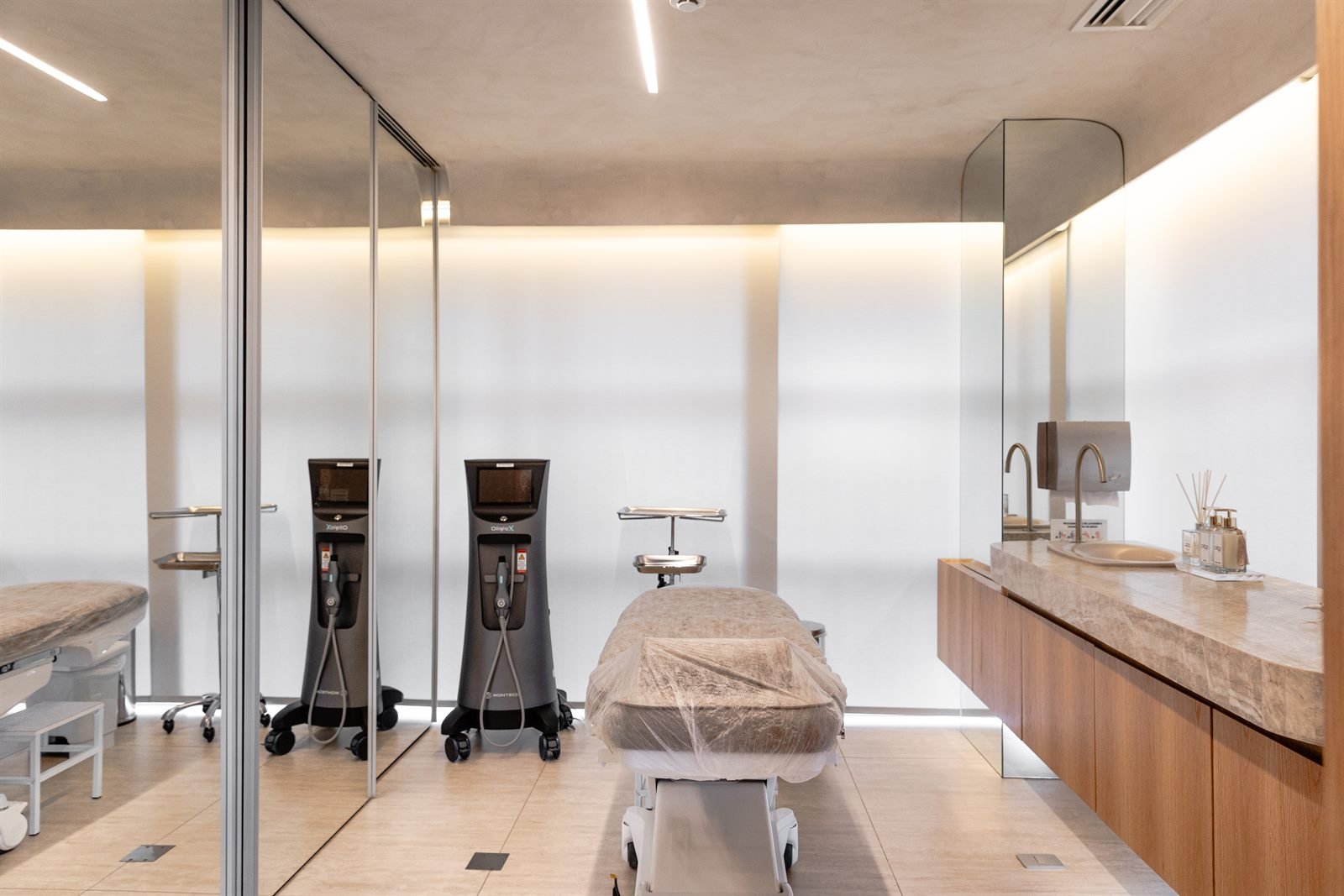 Sala de procedimentos da Dēzi Clinic na Vila Olímpia, em São Paulo